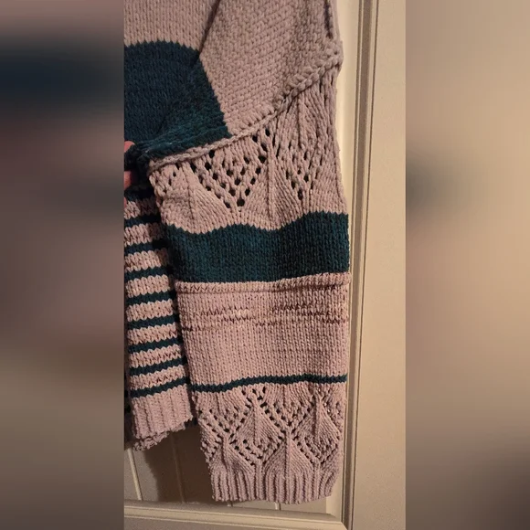 POL Sweater in Soft Gray and Deep Green - Picture 7 of 9